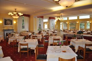 Breakfast, dinner served; local cuisine, garden views - Hotel Premeno (Premeno)