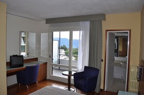 デラックス ダブルルーム | セーフティボックス (室内)、デスク、ベビーベッド (無料)、WiFi (無料)