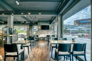 供应午餐和晚餐