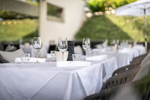 供应午餐和晚餐