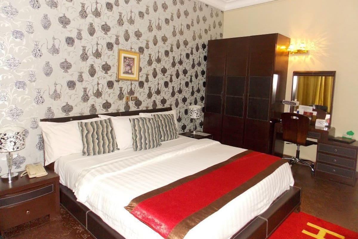 Executive Suite | In-room safe, free WiFi, bed sheets