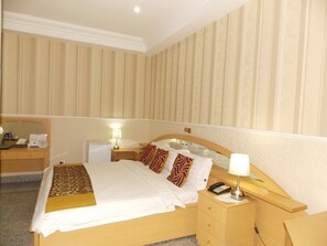 Chambre Deluxe | Coffres-forts dans les chambres, Wi-Fi gratuit, draps fournis