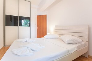 Hypo-allergenic bedding, in-room safe, soundproofing, iron/ironing board - Urban Hostel & Apartments (Skopje)