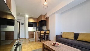 A modern apartment with a kitchen, dining area, and living room. - Urban Hostel & Apartments (Skopje)