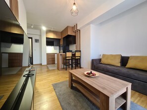 Ropa de cama hipoalergénica y caja de seguridad en la habitación 