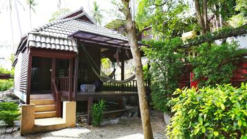 Bangalô design, 1 quarto, cozinha americana, de frente para a praia | Fachada da propriedade