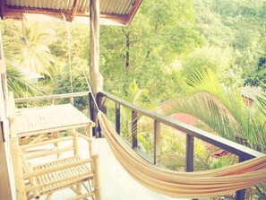 A hammock on a balcony overlooking a lush green landscape. - Reggae Village (Ko Pha-ngan)