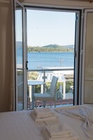 Ropa de cama de alta calidad y caja de seguridad en la habitación 