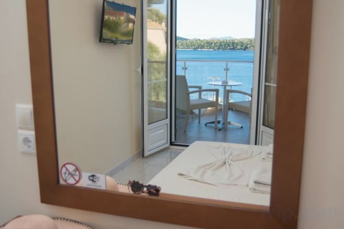 Premium bedding, in-room safe, soundproofing