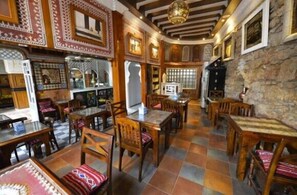 Se sirven almuerzos y cenas, cocina local e internacional