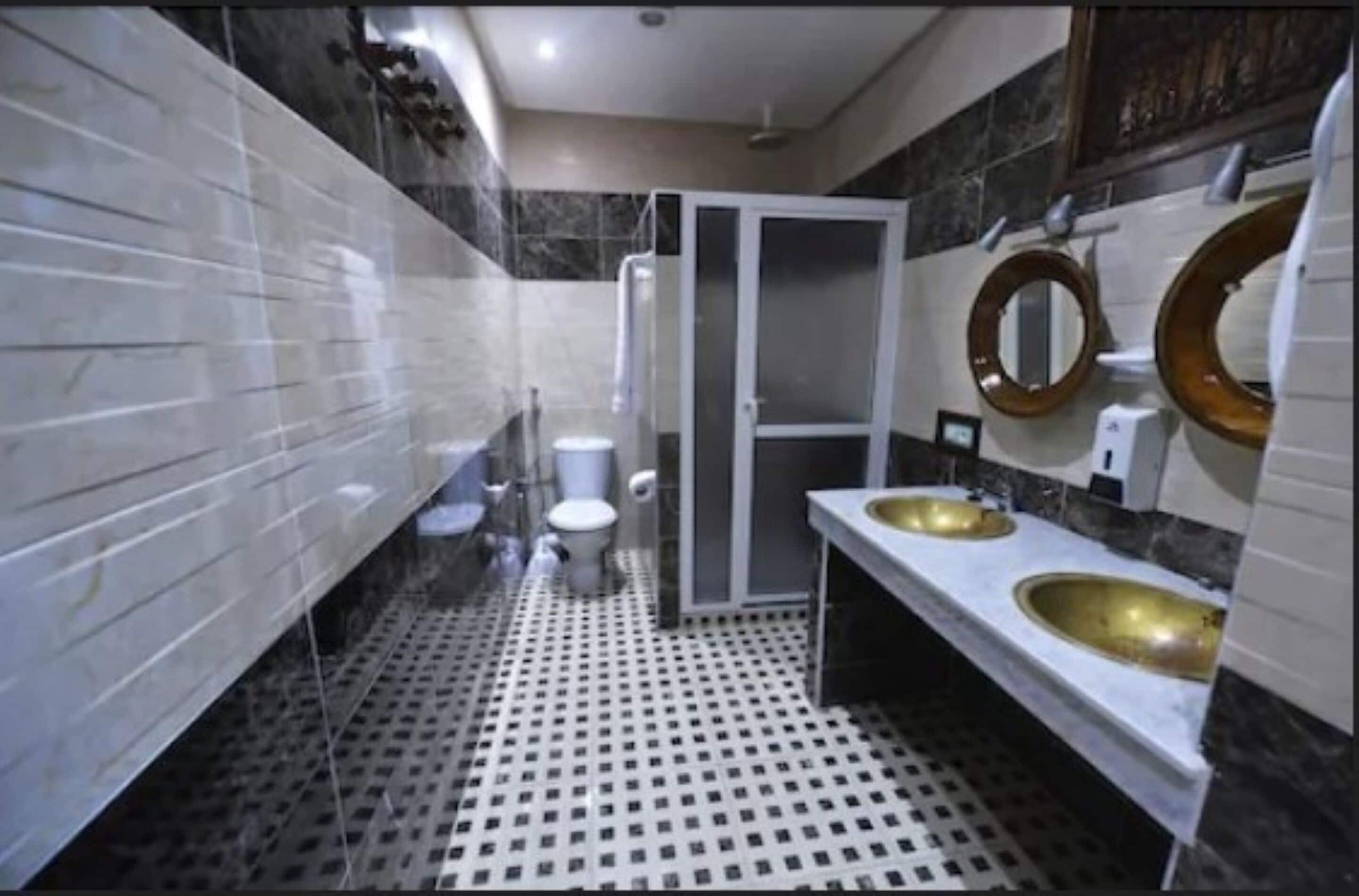deluxe double room, 1 bedroom | bathroom | deep-soaking bathtub, free toiletries, hair dryer, towels