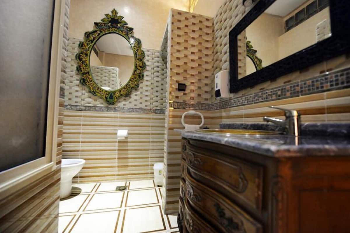 double room | bathroom shower