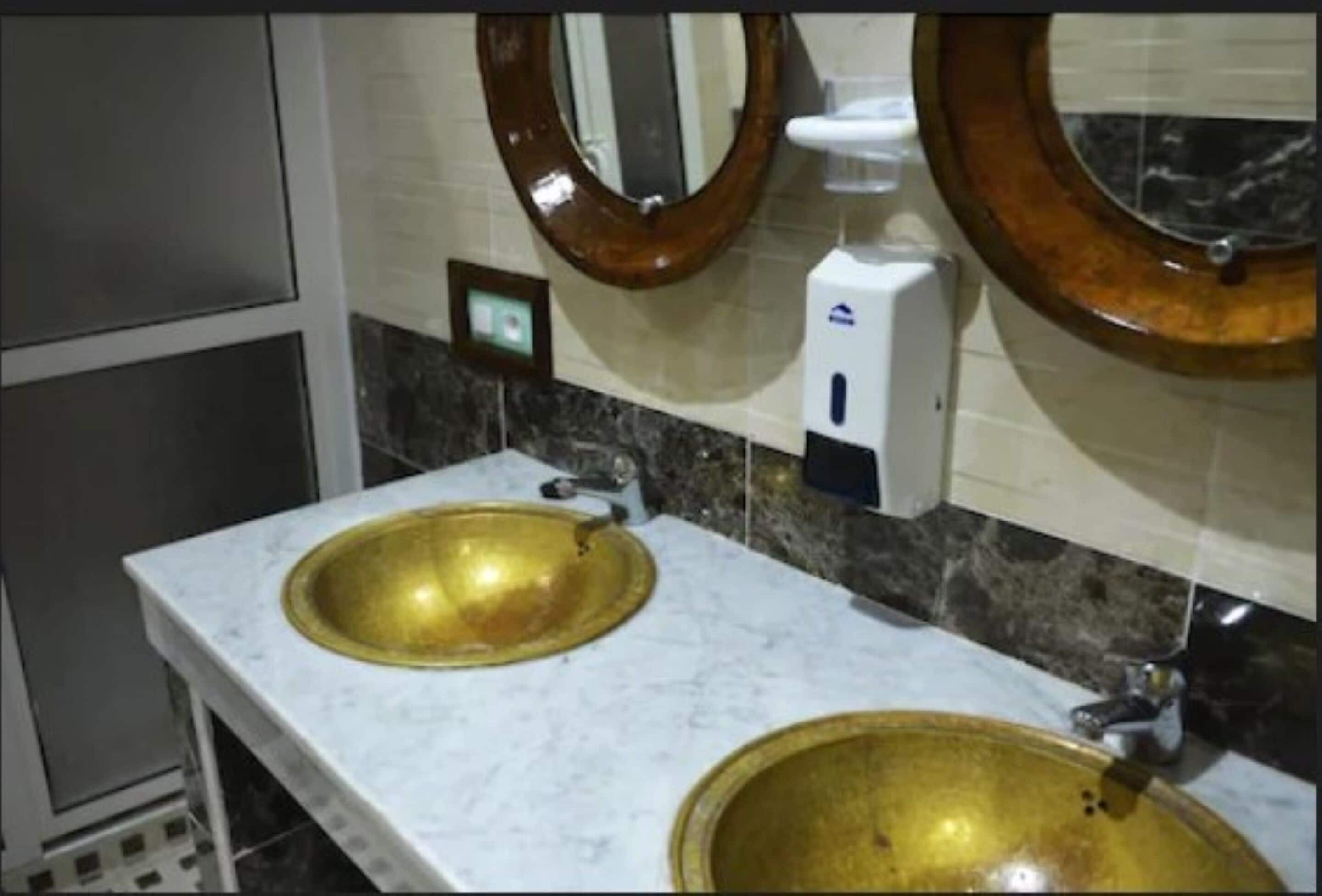 deluxe twin room | bathroom sink
