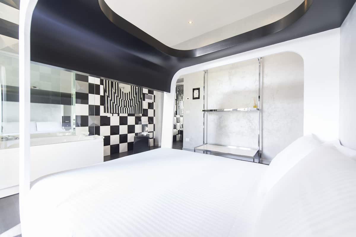 Superior Double Room, Jetted Tub (iCube) | Premium bedding, free minibar, in-room safe, soundproofing