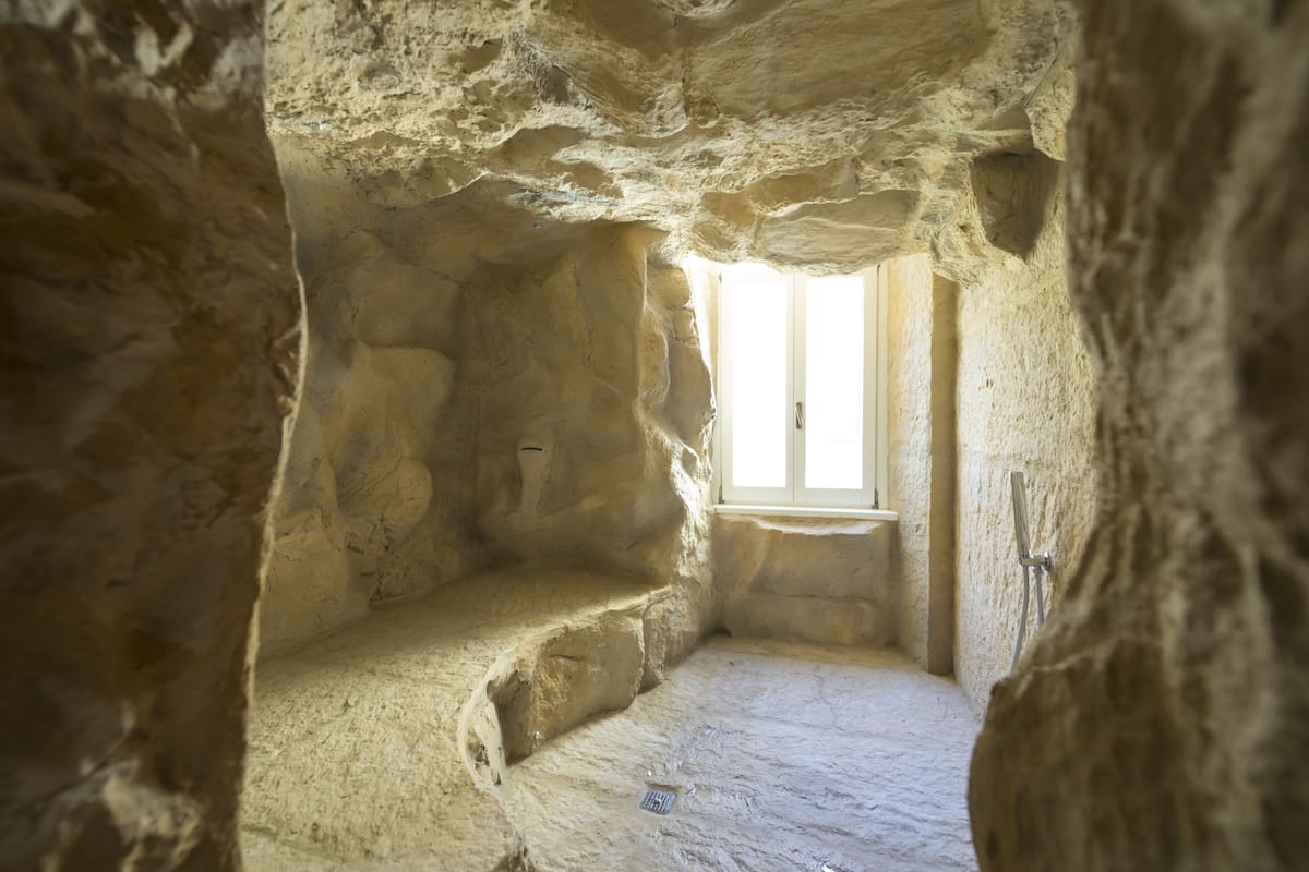 Junior Suite (Grotto Spa iZen) | Bathroom shower