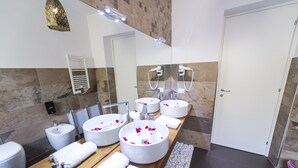 Junior Suite (Grotto Spa iZen) | Bathroom | Rainfall showerhead, free toiletries, hair dryer, slippers - Irooms Central Station (Rome)