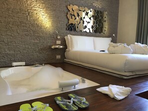 Ropa de cama de alta calidad y minibar con artículos gratuitos 