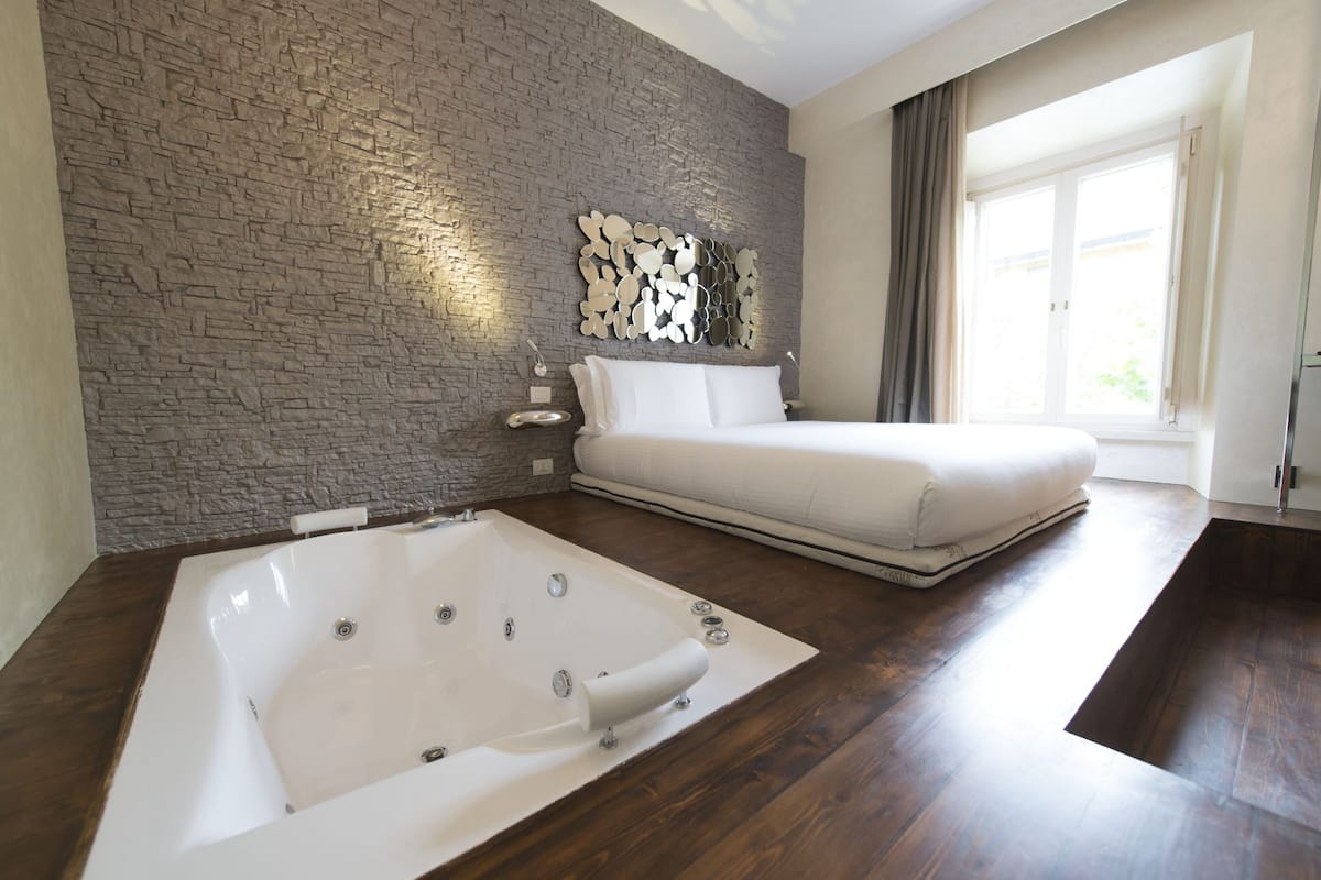 Deluxe Double Room, Jetted Tub (iSpa) | Premium bedding, free minibar, in-room safe, soundproofing