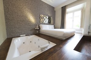 Ropa de cama de alta calidad y minibar con artículos gratuitos 