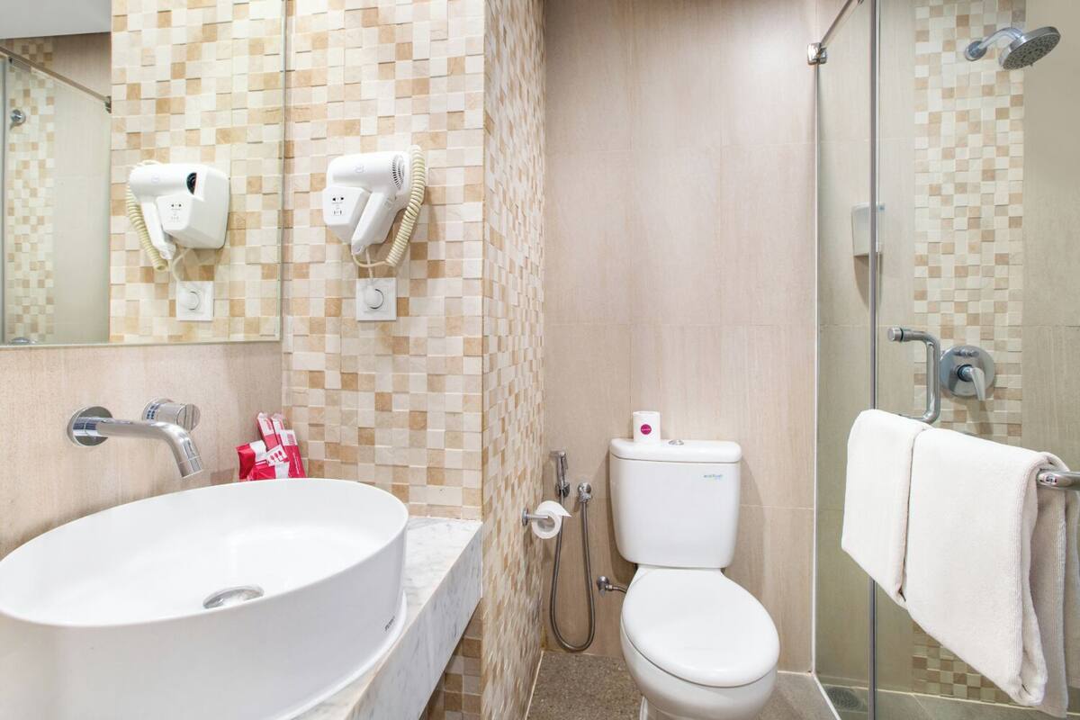 deluxe room | bathroom | shower, free toiletries, slippers, towels