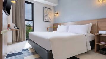 Deluxe Premier Room | In-room safe, desk, soundproofing, free WiFi