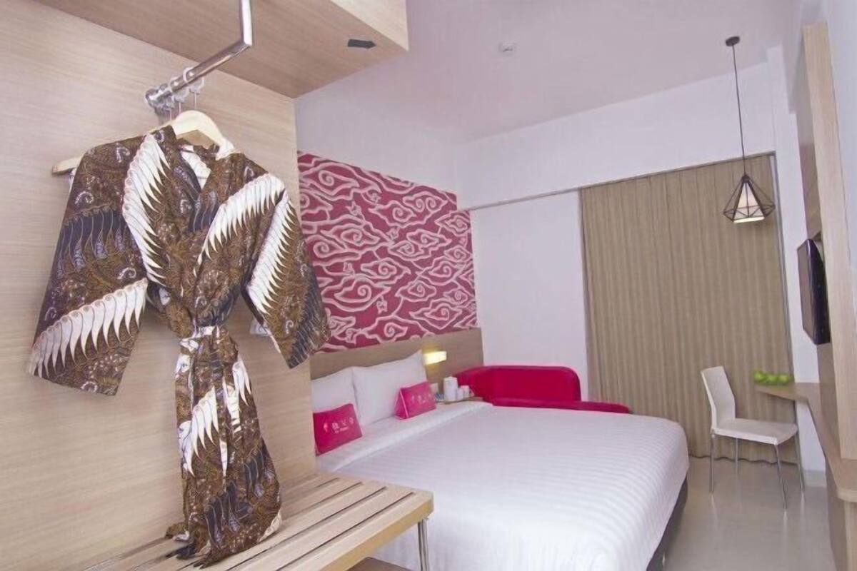 1 slaapkamer, een kluis op de kamer, een bureau, geluiddichte muren