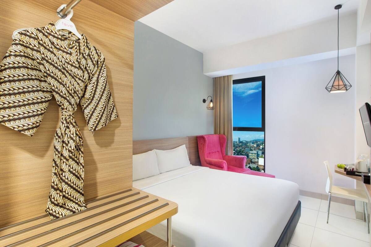 deluxe room | in-room safe, desk, soundproofing, free wifi