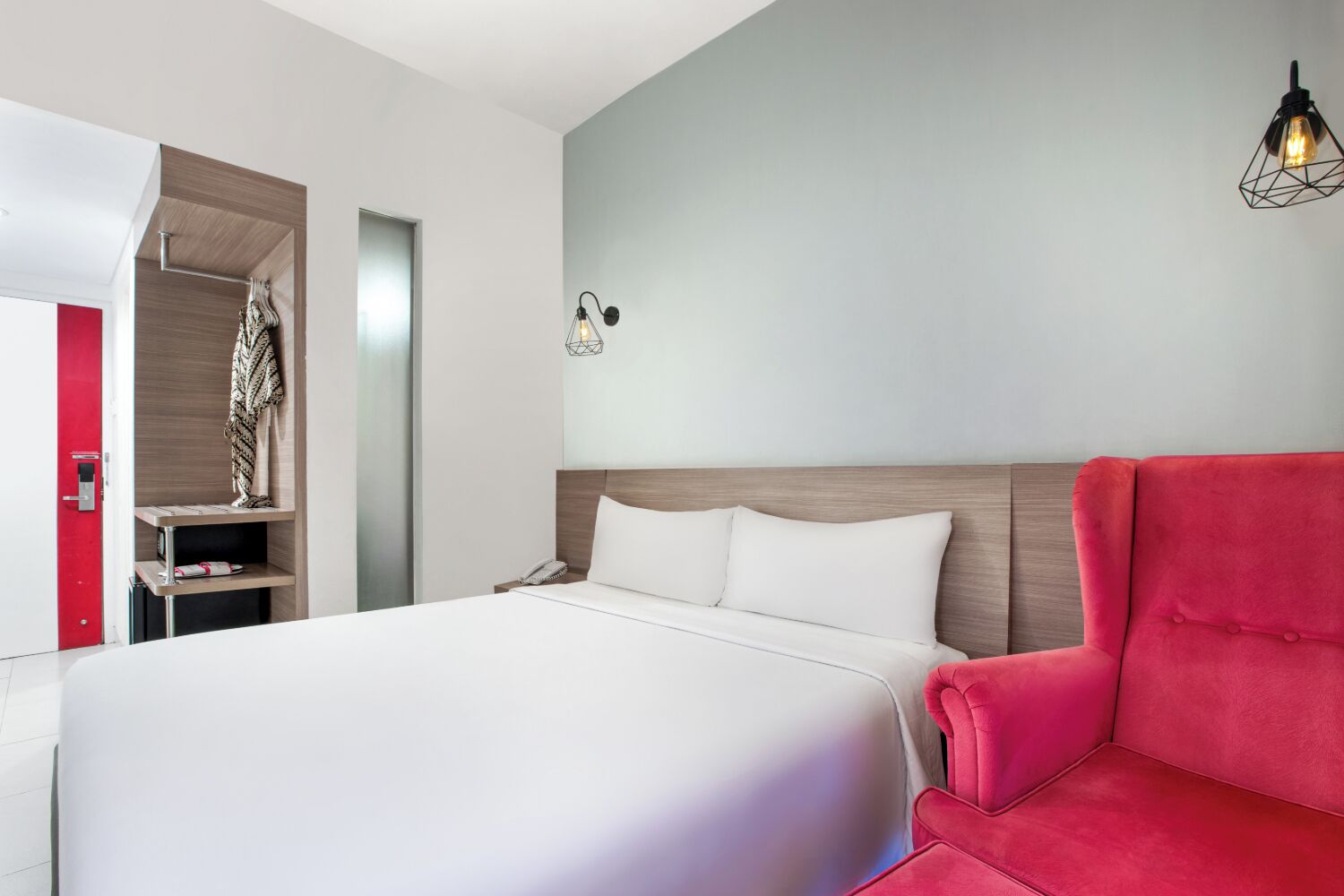 deluxe room | in-room safe, desk, soundproofing, free wifi