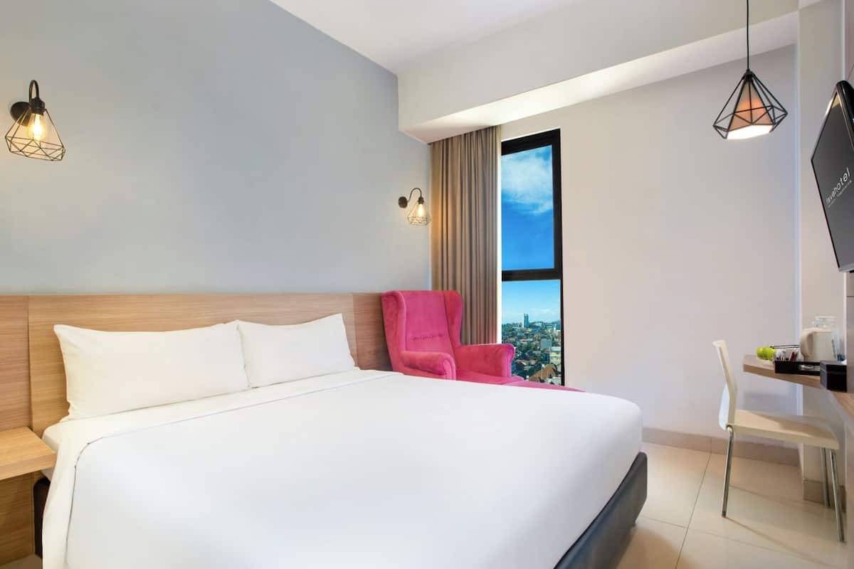 deluxe room | in-room safe, desk, soundproofing, free wifi