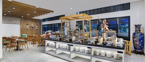 Aperto a colazione, pranzo e cena, cucina internazionale
