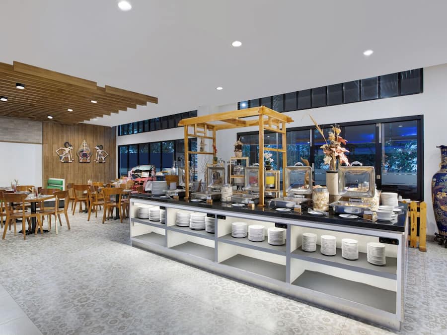 Breakfast, lunch, dinner served; international cuisine