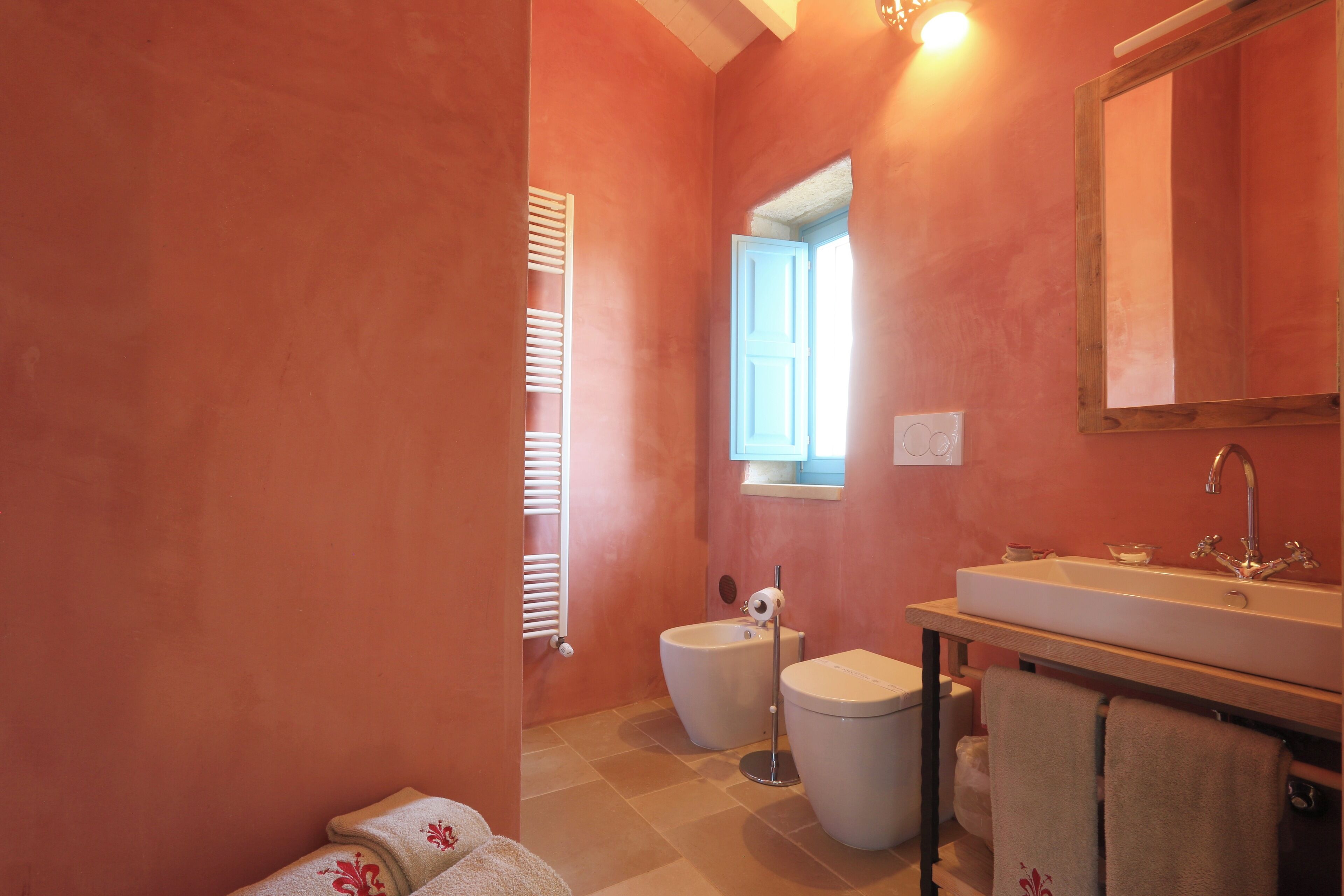 Une salle de bain avec une baignoire, des toilettes et un lavabo.