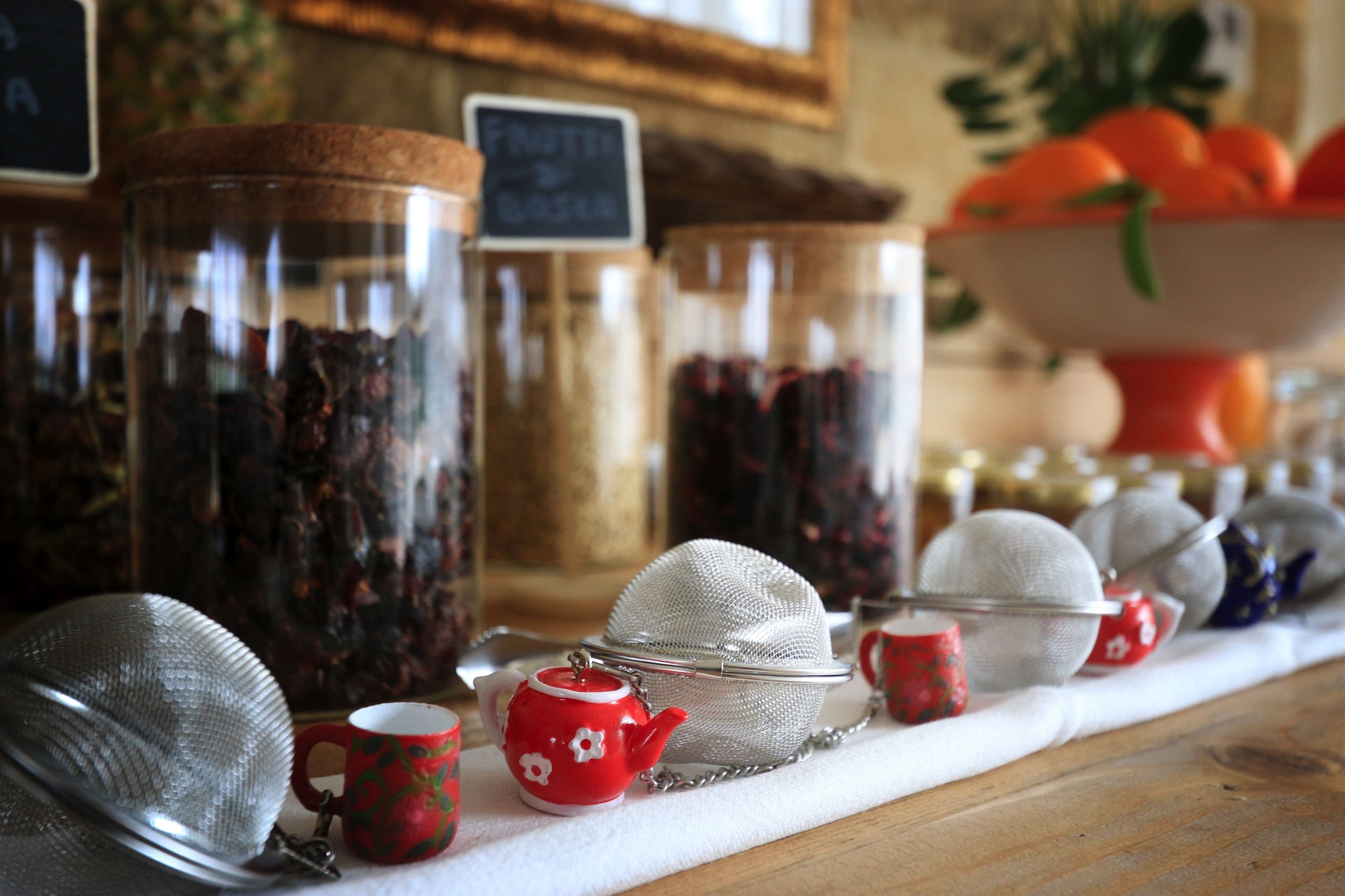 Una encimera de cocina con varios infusores y recipientes para té.