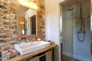 Suite junior | Baño | Ducha, artículos de higiene personal gratuitos, zapatillas y bidé