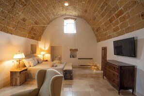 1 bedroom, premium bedding, minibar, in-room safe