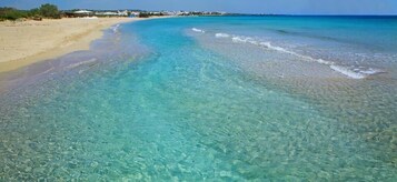 靠近海滩、白沙、沙滩椅、沙滩毛巾