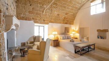 Royal-Suite | Hochwertige Bettwaren, Minibar, Zimmersafe, Bügeleisen/Bügelbrett