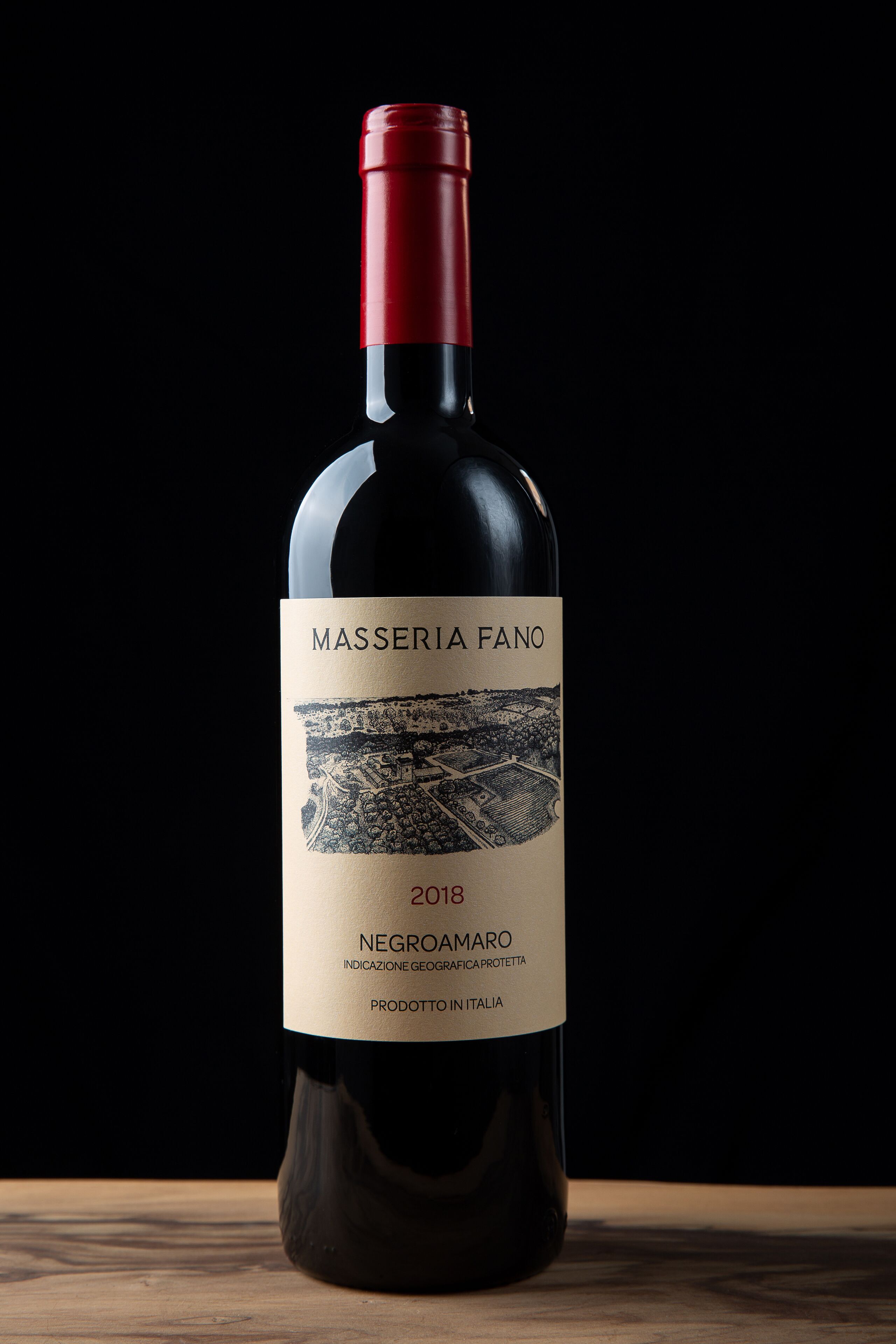 Eine Flasche 2018 Negroamaro Wein mit rotem Verschluss, beschriftet mit 'MASSERIA FANO' und 'PRODOTTO IN ITALIA'.
