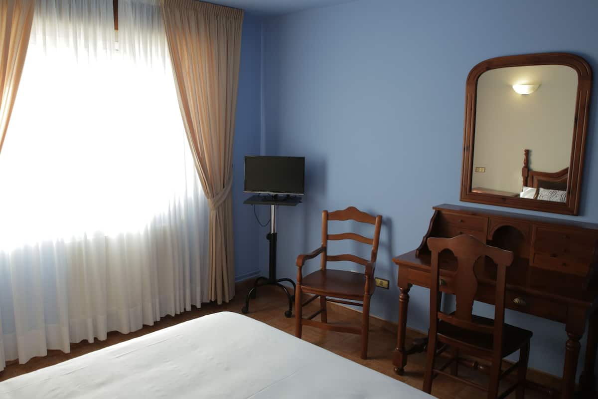 Een bureau, gratis babybedden, extra bedden, gratis wifi