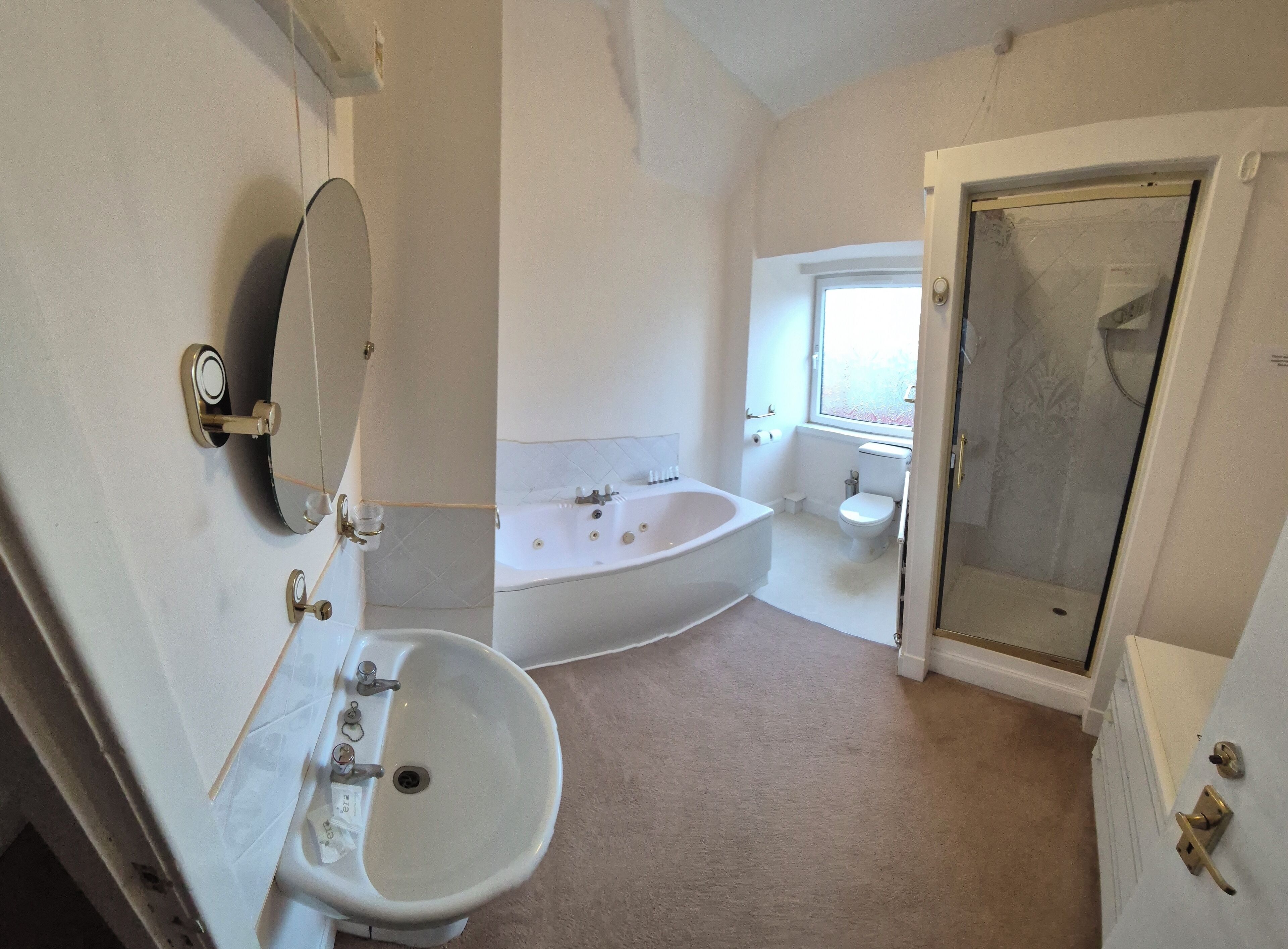 Suite | In-room safe, WiFi