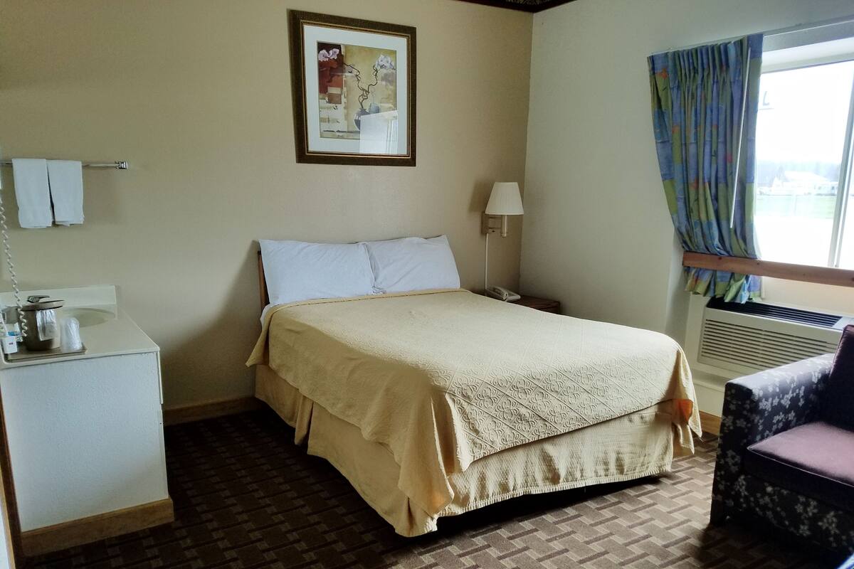 Standard Room, 1 Bedroom | Premium bedding, in-room safe, desk, soundproofing