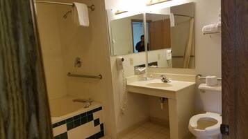 Une salle de bain équipée d’une douche, d’un lavabo, de toilettes et d’un miroir.