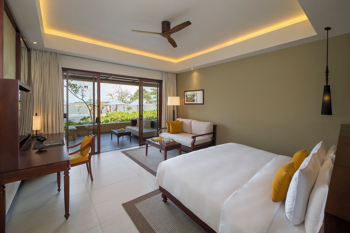 Deluxe Poolside Room | Premium bedding, minibar, in-room safe, desk