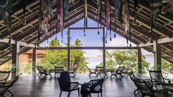 4 restaurantes; se sirven desayunos, almuerzos y cenas