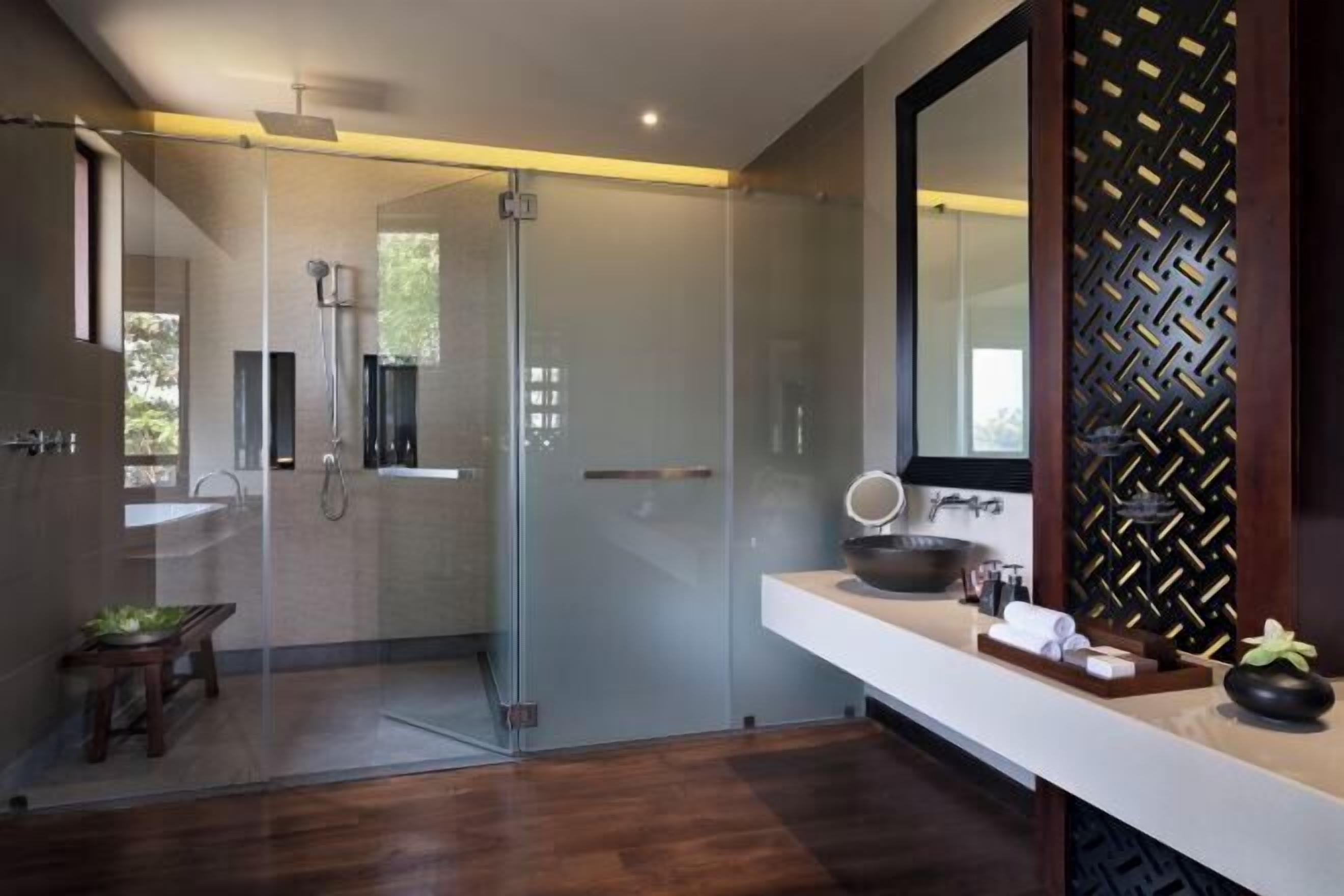 Badezimmer | Badewanne und Dusche (separat), kostenlose Toilettenartikel, Bademäntel