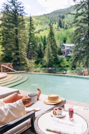 Outdoor pool, open 7:00 AM to 11:00 PM, pool umbrellas, sun loungers - Grand Hyatt Vail Resort and Spa (Vail)