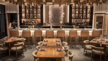 3 restaurants; breakfast, lunch and dinner served