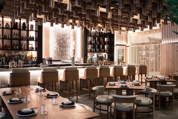 3 restaurants; breakfast, lunch, and dinner served