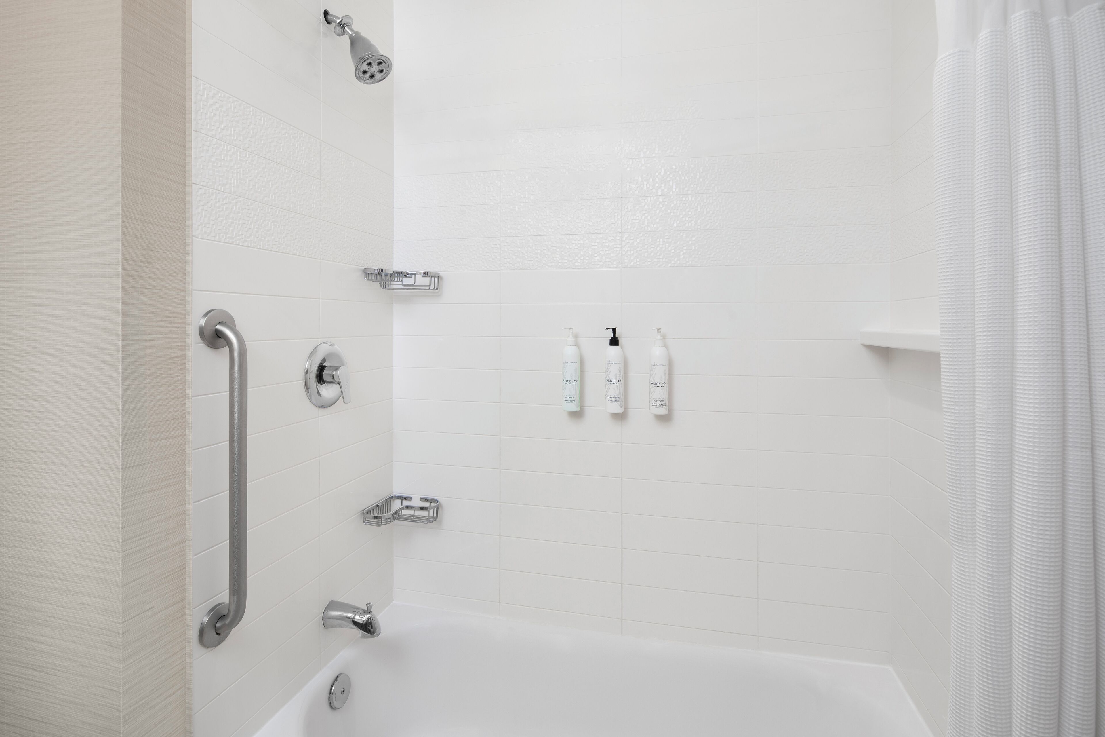 combined shower/bathtub, hair dryer, towels
