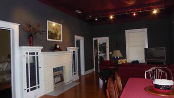 House, 2 Bedrooms | Living room | 42-inch TV with premium TV channels, DVD player